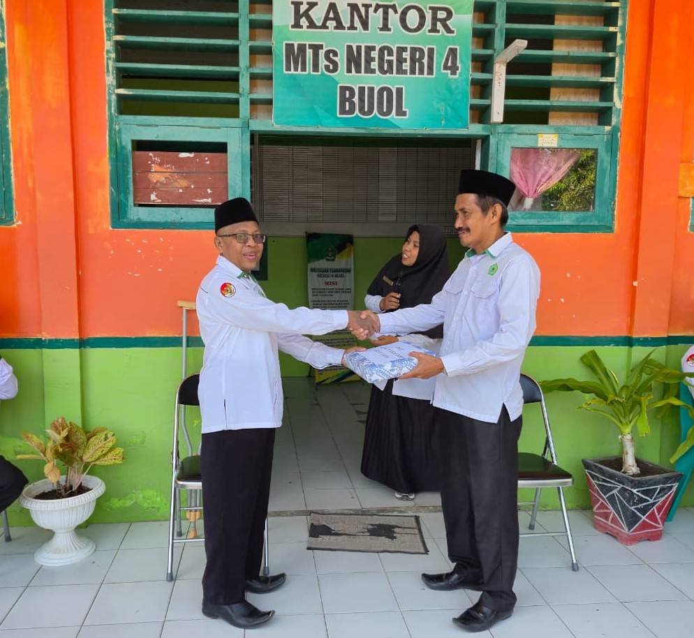 Penyerahan Cendra mata Atas purna Bakti Kasi PenMad Kemenag Buol Mashuri M. Pake M.Pd